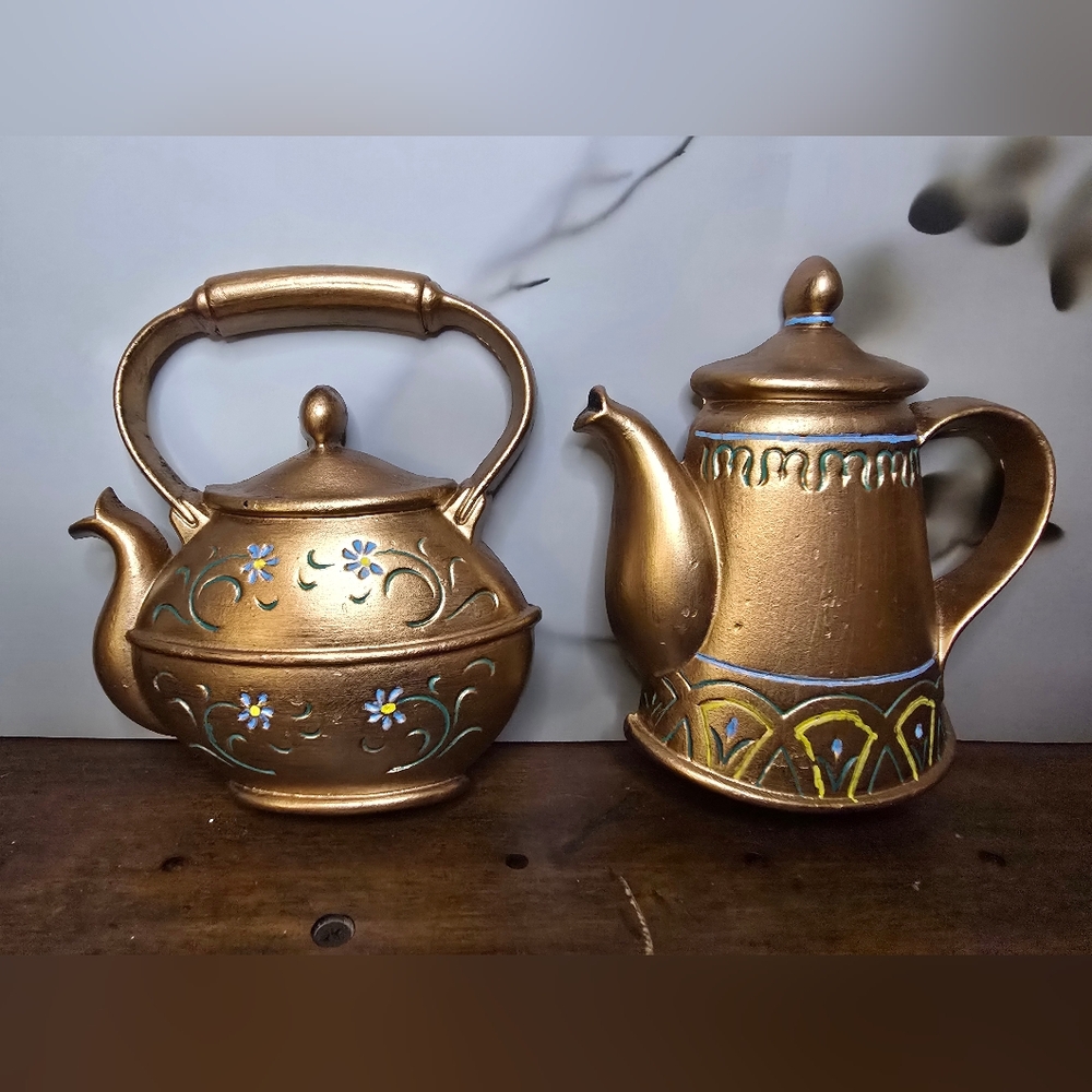 Pair of vintage Sexton USA 1967 cast wall plaques designed as decorative teapots